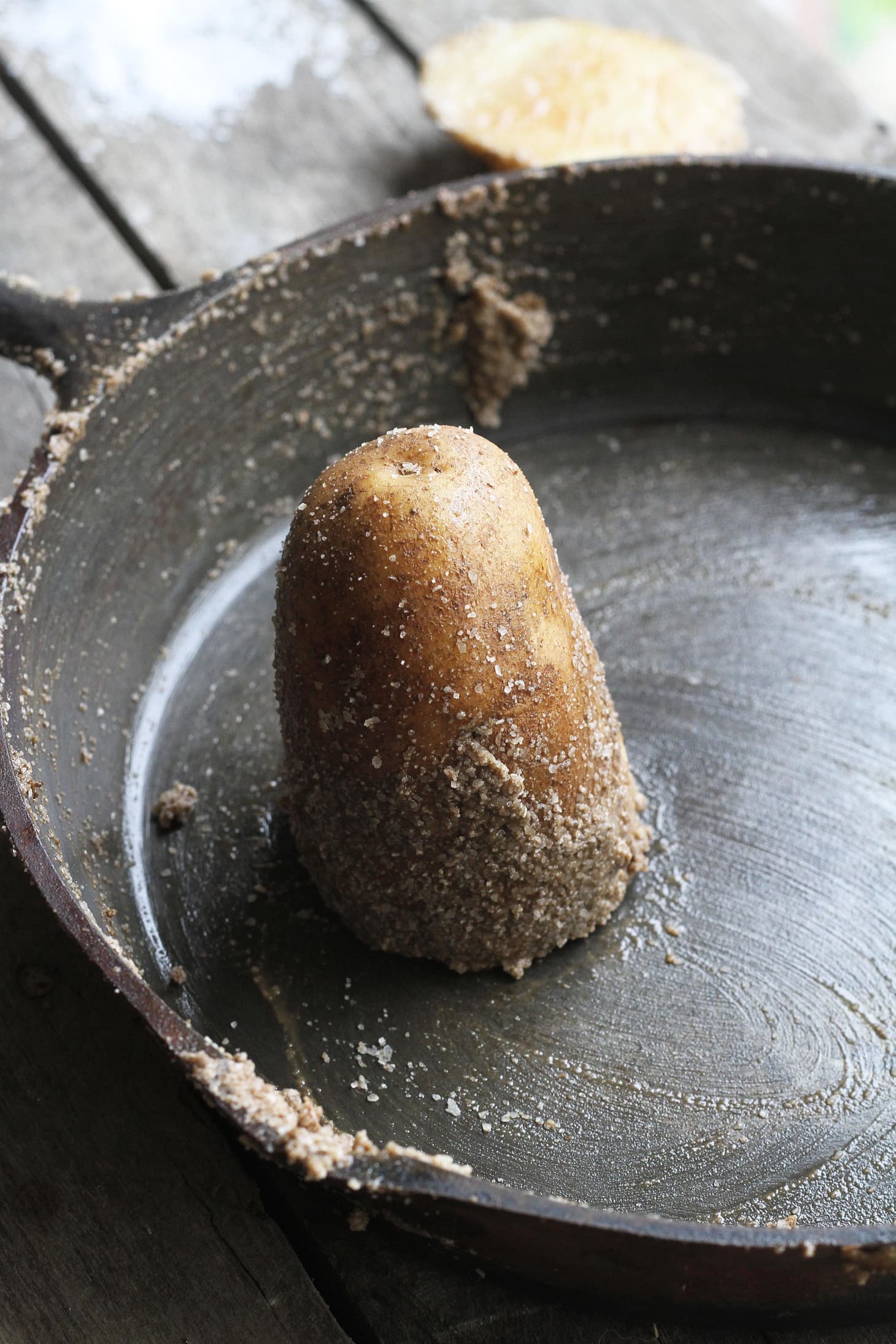 How to clean old, rusty cast iron pans with salt and oil simply - Photo 6.