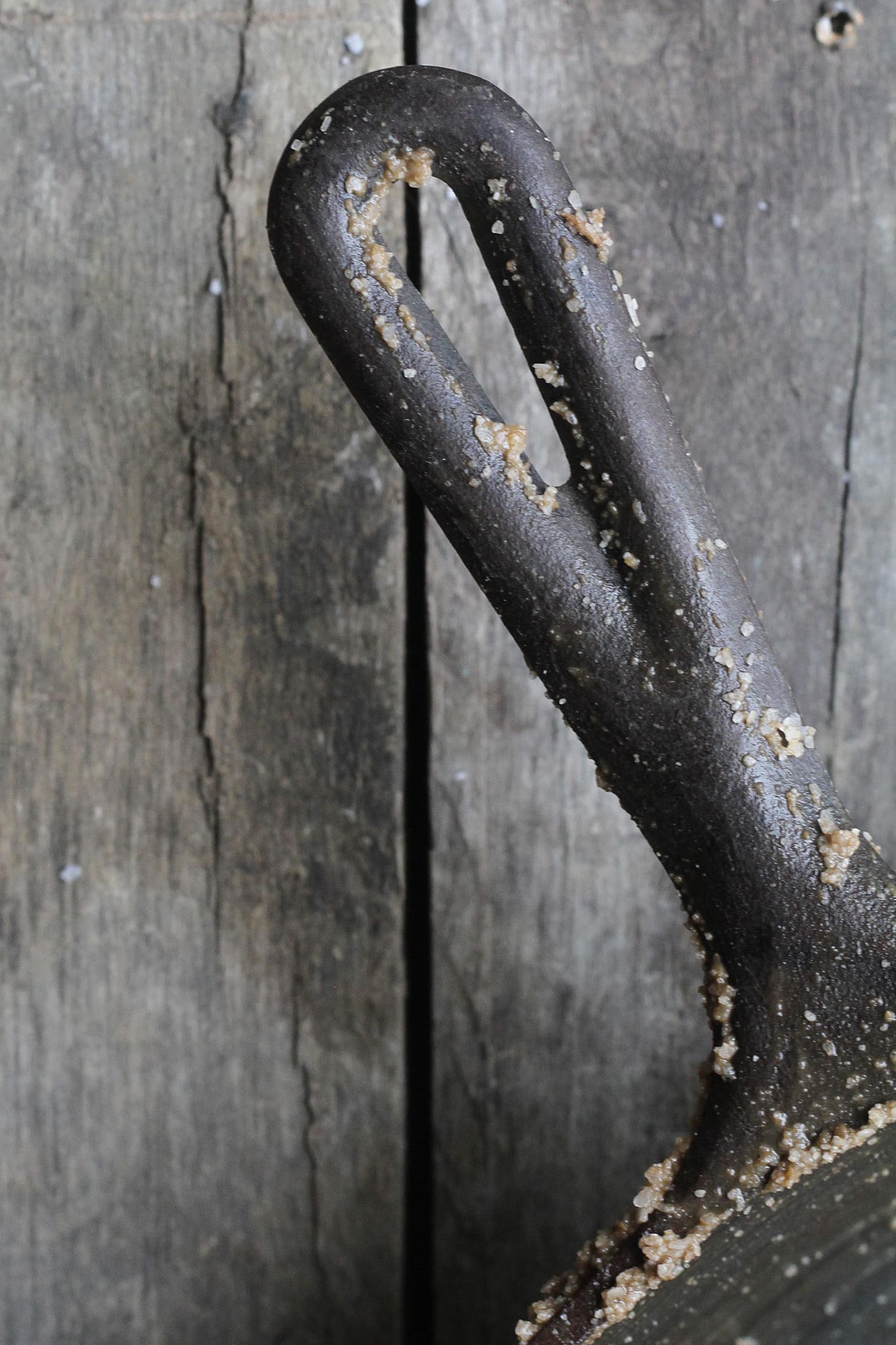 How to clean old, rusty cast iron pans with salt and oil simply - Photo 8.