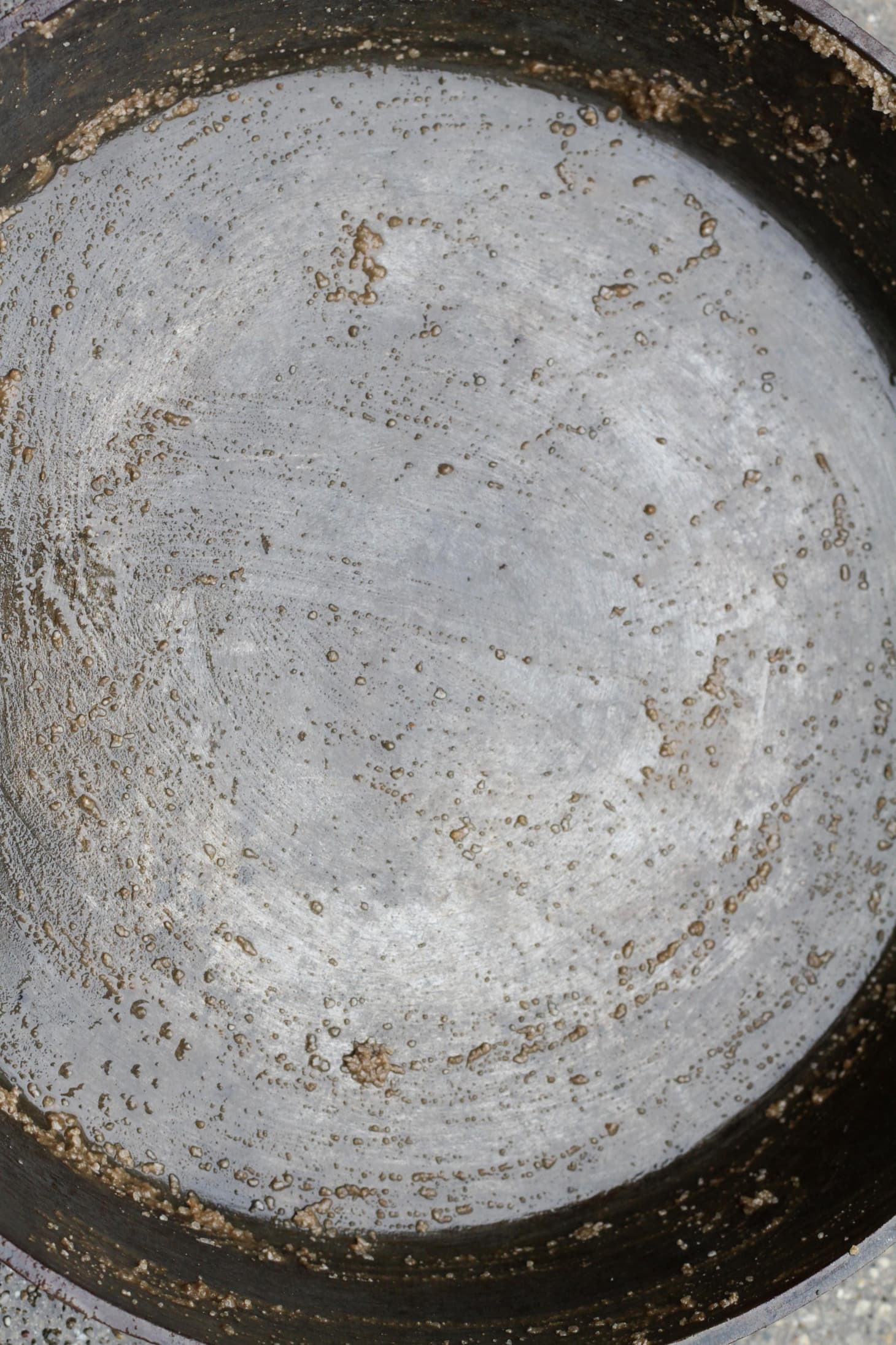 How to clean old, rusty cast iron pans with salt and oil simply - Photo 9.