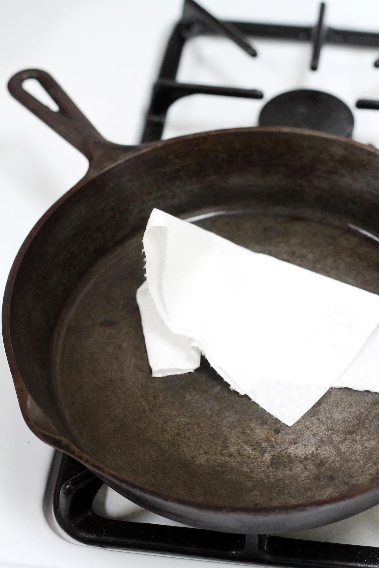 How to clean old, rusty cast iron pans with salt and oil simply - Photo 10.