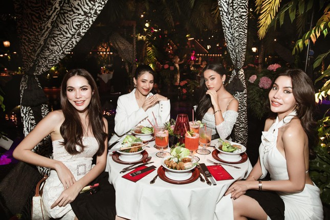 Hoa hậu Thuỳ Tiên diện váy xẻ sexy trong tiệc chia tay Mr. Nawat và top 10 Miss Grand Thái Lan - Ảnh 7.