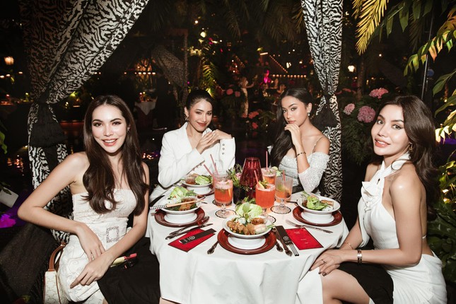 Hoa hậu Thuỳ Ti&ecirc;n diện v&aacute;y xẻ sexy trong tiệc chia tay Mr. Nawat v&agrave; top 10 Miss Grand Th&aacute;i Lan - Ảnh 7.