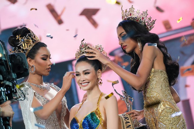Clip Thùy Tiên song ca cùng Hoa hậu Hòa bình Thái Lan gây bão mạng - Ảnh 5.