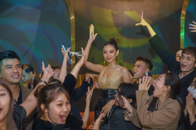 Clip Thùy Tiên song ca cùng Hoa hậu Hòa bình Thái Lan gây bão mạng - Ảnh 3.