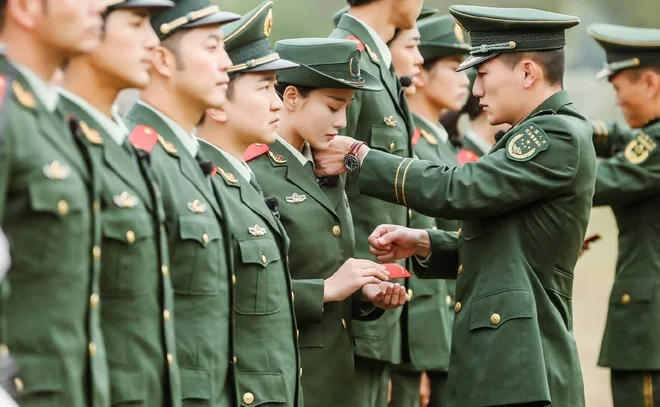 Truong Hinh Du & Ha Tiep: The love story of a soldier - a star in real life, thanks to the reality show - Photo 5. Truong Hinh Du & Ha Tiep: The love story of a soldier - a star in real life, thanks to the reality show - Photo 5.