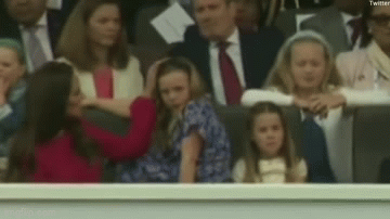 3 khoảnh khắc gây sốt truyền thông của Công nương Kate và con gái Charlotte hậu đại lễ Bạch Kim - Ảnh 1.