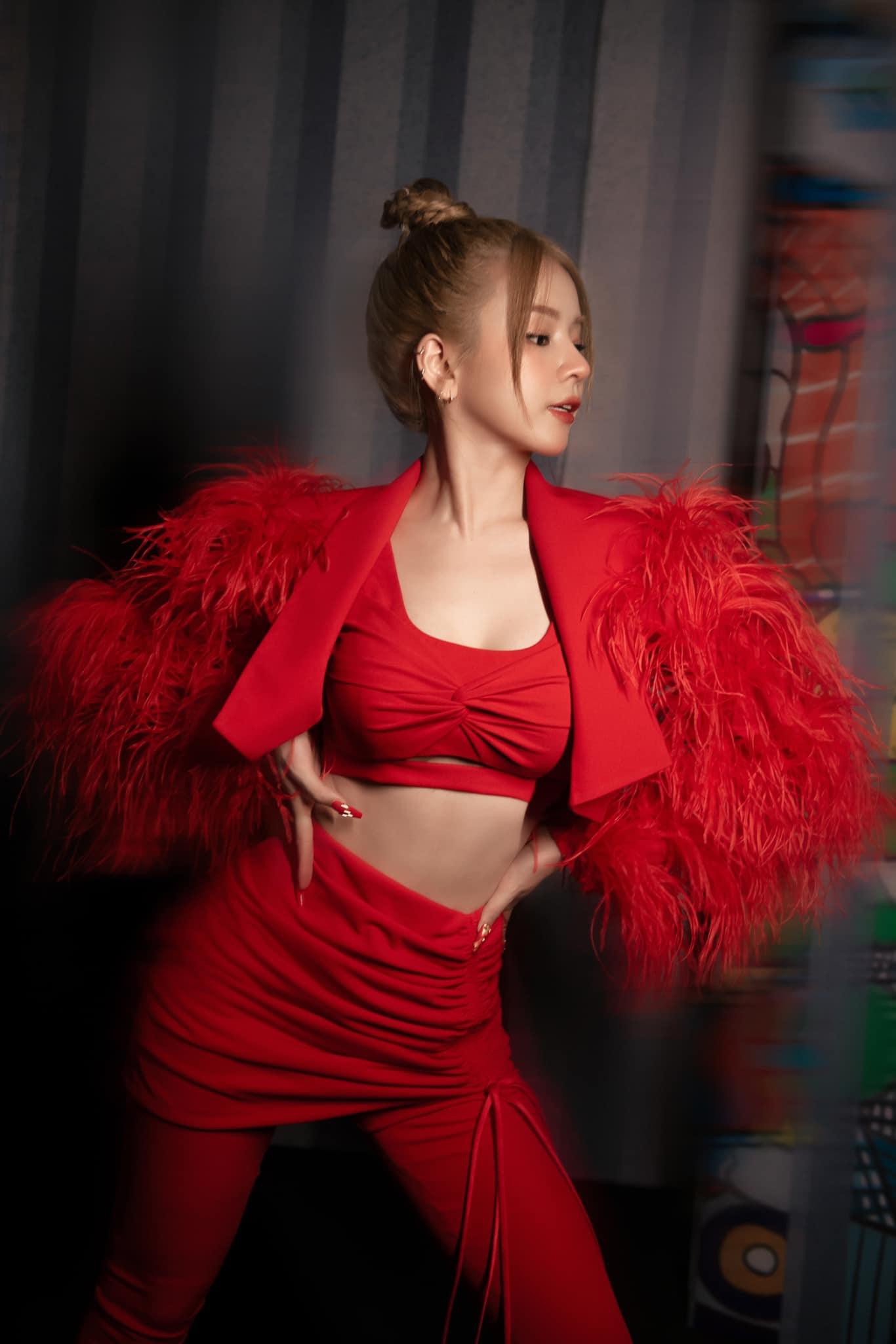 Phong c&aacute;ch thời trang từ c&aacute; t&iacute;nh đến hường phấn của Mie, l&agrave; DJ m&agrave; cứ ngỡ fashionista! - Ảnh 3.