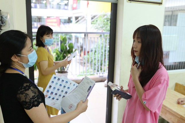 Which candidate must wear a mask in the high school graduation exam room?  - Photo 1.