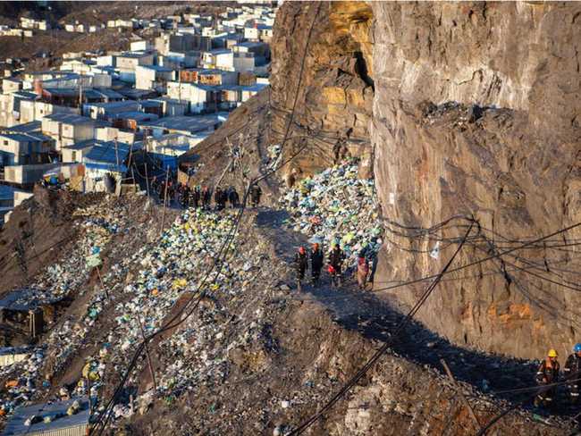 Life in the world's tallest town: Struggling with harsh nature, heavily polluted, but people flock to reside - Photo 2.