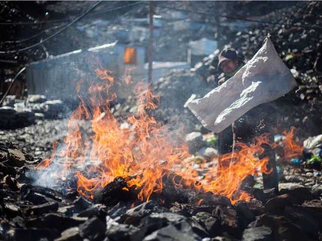 Life in the world's tallest town: Struggling with harsh nature, heavily polluted, but people flock to reside - Photo 11.