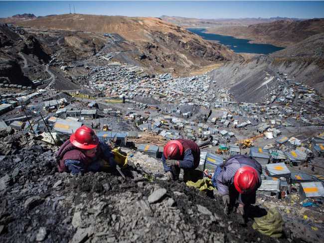 Life in the world's tallest town: Struggling with harsh nature, heavily polluted, but people flock to reside - Photo 15.