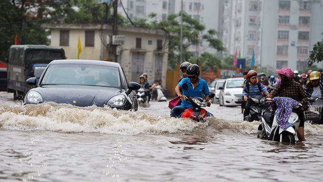 H&agrave; Nội mưa lớn k&eacute;o d&agrave;i, d&acirc;n văn ph&ograve;ng mệt mỏi v&igrave; thời tiết, khốn đốn v&igrave; combo gi&aacute; xăng- xe &ocirc;m- ship- đồ ăn tăng cao - Ảnh 2.