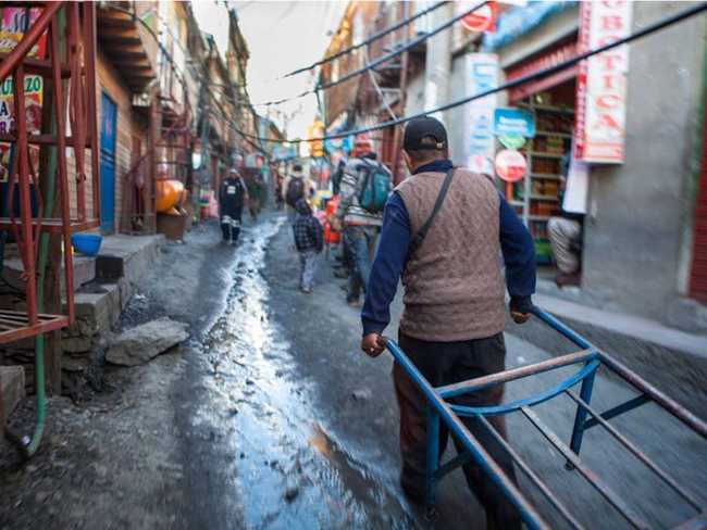 Life in the world's tallest town: Struggling with harsh nature, suffering from heavy pollution, but people flock to reside - Photo 3.