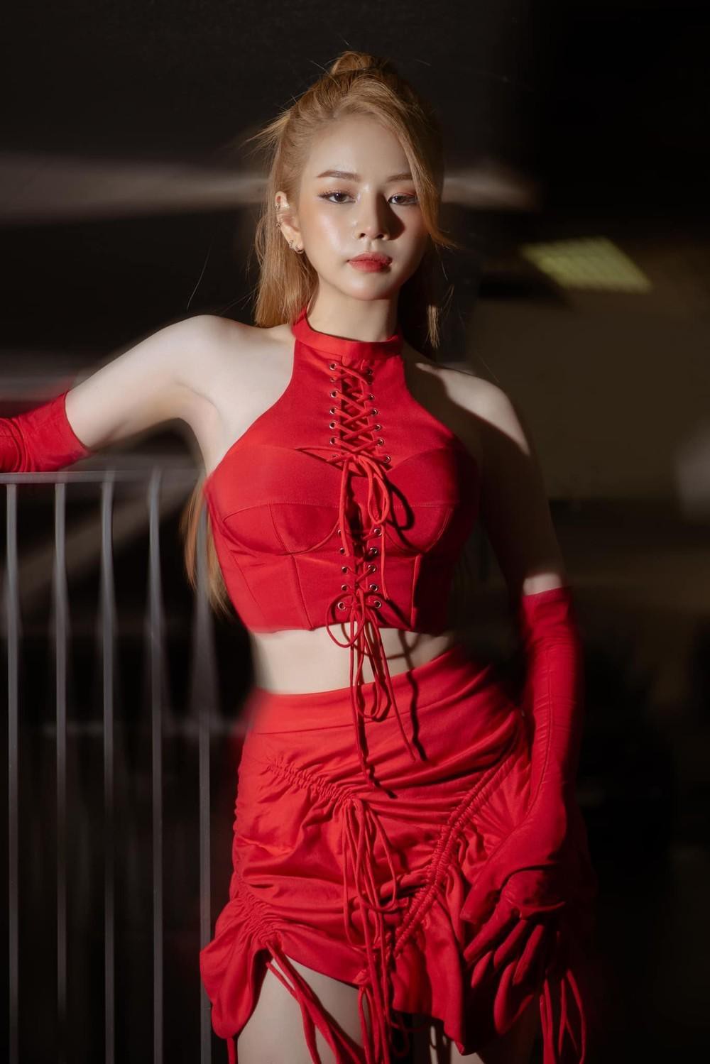 Phong c&aacute;ch thời trang từ c&aacute; t&iacute;nh đến hường phấn của Mie, l&agrave; DJ m&agrave; cứ ngỡ fashionista! - Ảnh 23.