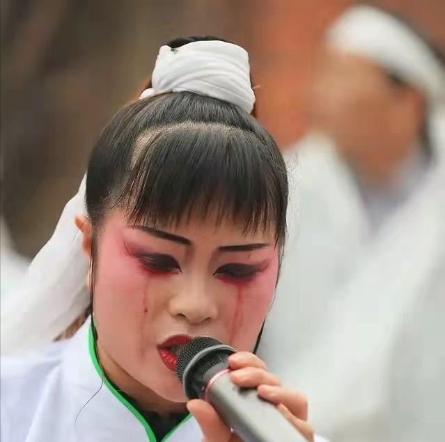 Người phụ nữ làm công việc kỳ lạ ở Trung Quốc: Dùng nước mắt đổi lại cuộc sống ấm no cho gia đình - Ảnh 4.