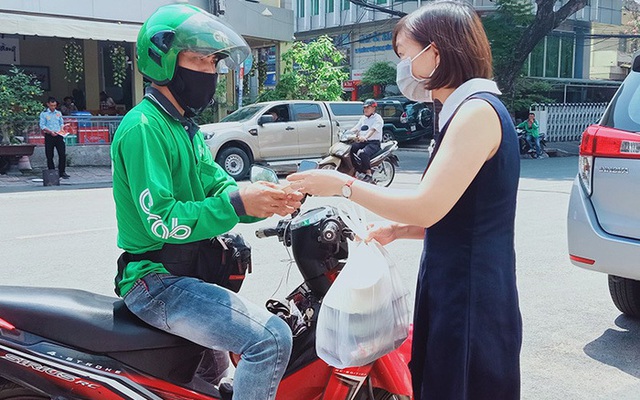 H&agrave; Nội mưa lớn k&eacute;o d&agrave;i, d&acirc;n văn ph&ograve;ng mệt mỏi v&igrave; thời tiết, khốn đốn v&igrave; combo gi&aacute; xăng- xe &ocirc;m- ship- đồ ăn tăng cao - Ảnh 3.