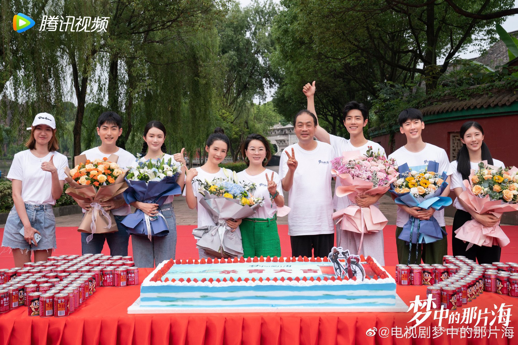 Tieu Chien makes people whisper with glowing white skin during the filming of a new movie - Photo 4.