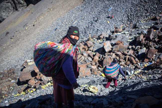 Life in the world's tallest town: Struggling with harsh nature, heavily polluted, but people flock to reside - Photo 4.