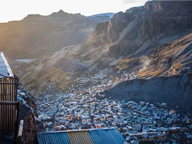 Life in the world's tallest town: Struggling with harsh nature, heavily polluted, but people flock to reside - Photo 6.