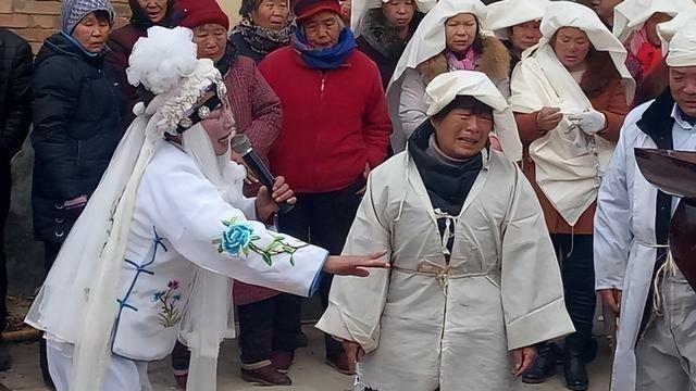 Người phụ nữ làm công việc kỳ lạ ở Trung Quốc: Dùng nước mắt đổi lại cuộc sống ấm no cho gia đình - Ảnh 7.