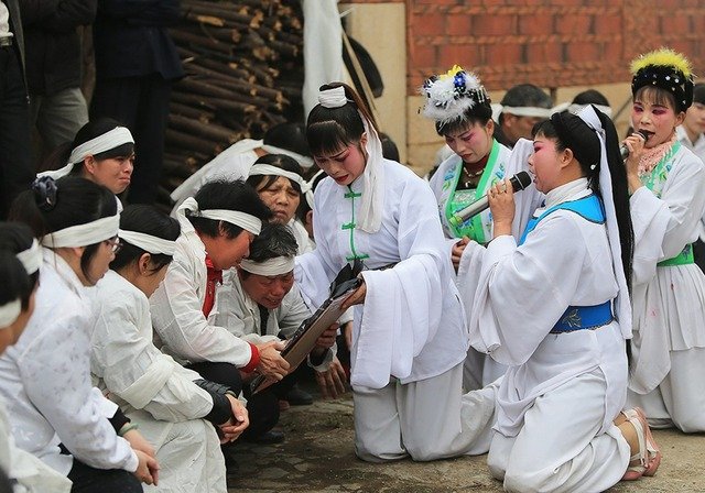 Người phụ nữ làm công việc kỳ lạ ở Trung Quốc: Dùng nước mắt đổi lại cuộc sống ấm no cho gia đình - Ảnh 8.