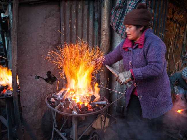 Life in the world's tallest town: Struggling with harsh nature, heavily polluted, but people flock to reside - Photo 9.