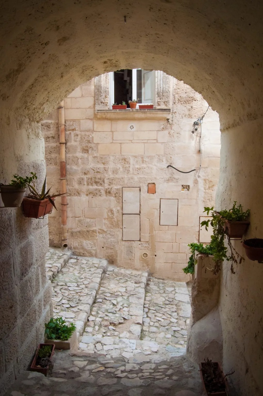 Lost in the strange 9,000-year-old ancient city in Italy and unique in the world - Photo 10.