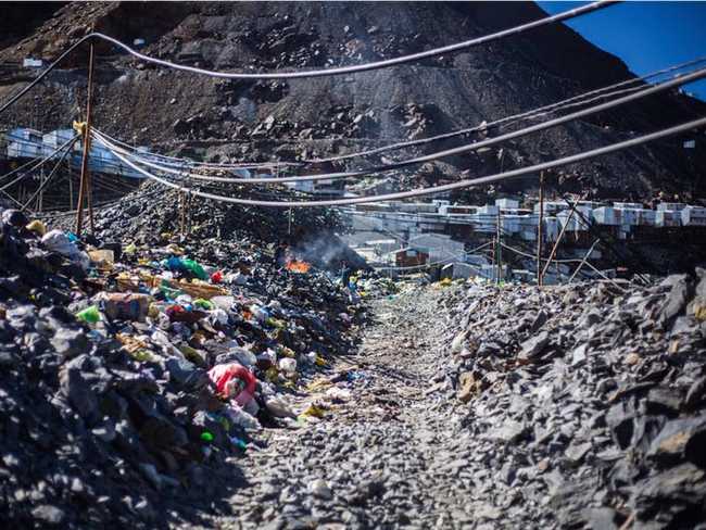 Life in the world's tallest town: Struggling with harsh nature, heavily polluted, but people flock to reside - Photo 10.