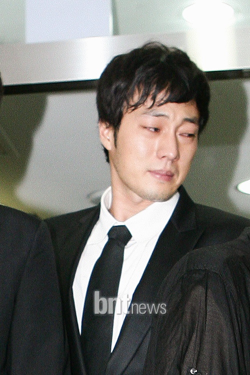 Tình bạn vượt thời gian của So Ji Sub và Park Yong Ha: Âm dương cách biệt vẫn bền chặt, hình ảnh ngày 30/6 mỗi năm đều khiến fan bật khóc - Ảnh 11.