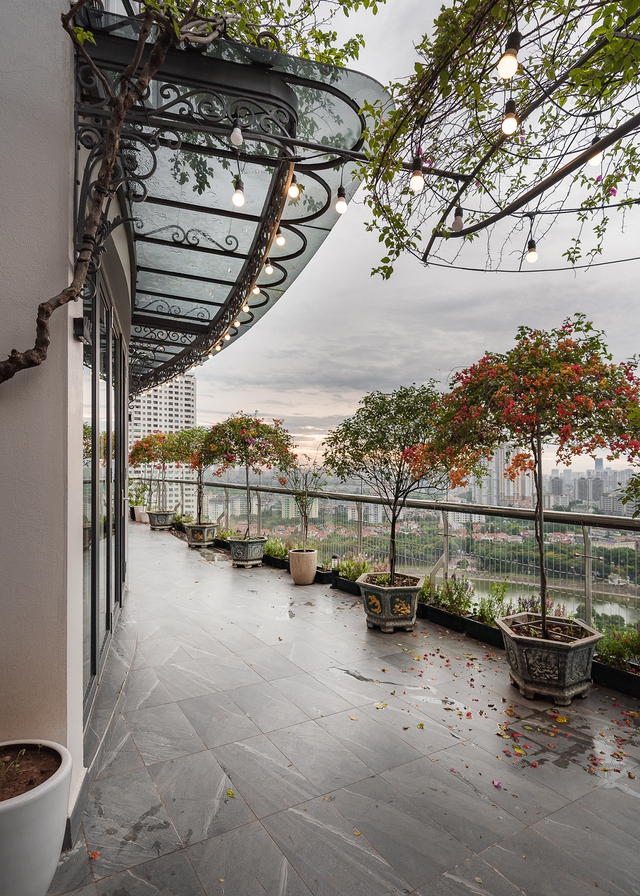 Penthouse 450m2 của cặp vợ chồng 8x: Nh&igrave;n thẳng ra hồ Linh Đ&agrave;m với bức tường ốp đ&aacute; dựng đứng, nới rộng chiều kh&ocirc;ng gian bằng 1 mẹo đặc biệt - Ảnh 1.
