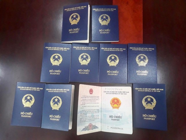  Gần 18 nghìn hồ sơ xin cấp hộ chiếu mẫu mới trong ngày đầu triển khai  - Ảnh 1.