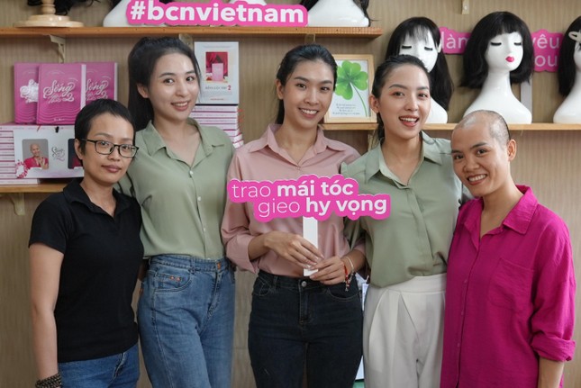Thí sinh Miss World Vietnam 2022 cắt tóc để ủng hộ bệnh nhân ung thư vú - Ảnh 4.