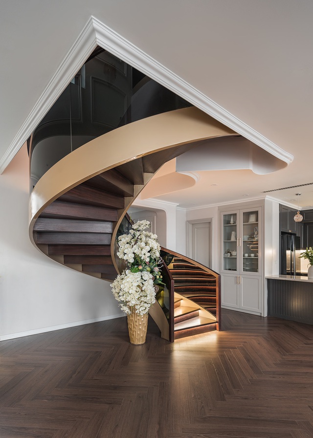 Penthouse 450m2 của cặp vợ chồng 8x: Nh&igrave;n thẳng ra hồ Linh Đ&agrave;m với bức tường ốp đ&aacute; dựng đứng, nới rộng chiều kh&ocirc;ng gian bằng 1 mẹo đặc biệt - Ảnh 3.