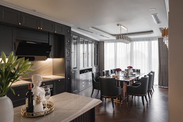 Penthouse 450m2 của cặp vợ chồng 8x: Nh&igrave;n thẳng ra hồ Linh Đ&agrave;m với bức tường ốp đ&aacute; dựng đứng, nới rộng chiều kh&ocirc;ng gian bằng 1 mẹo đặc biệt - Ảnh 5.