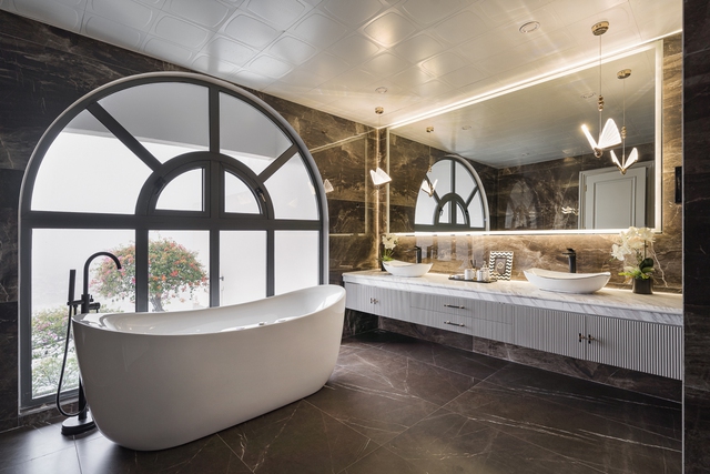 Penthouse 450m2 của cặp vợ chồng 8x: Nh&igrave;n thẳng ra hồ Linh Đ&agrave;m với bức tường ốp đ&aacute; dựng đứng, nới rộng chiều kh&ocirc;ng gian bằng 1 mẹo đặc biệt - Ảnh 6.