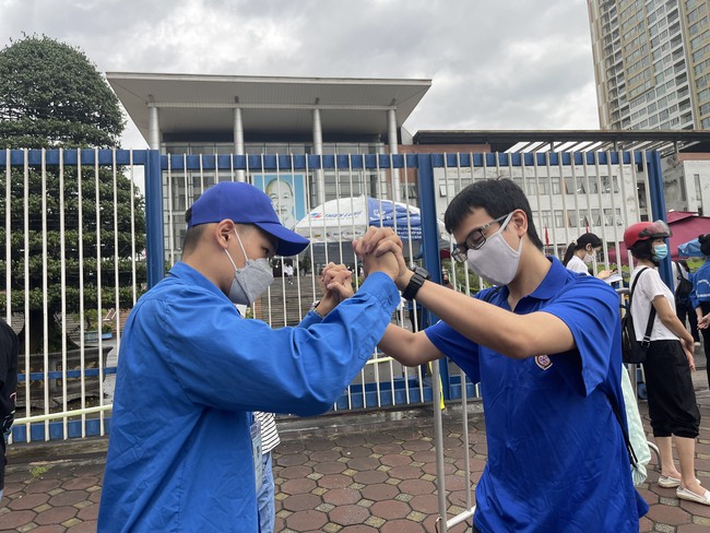 Những “người hùng thầm lặng” mùa thi tốt nghiệp: Cuống cuồng giúp đỡ khi sĩ tử gặp sự cố, người gầy nhom vẫn xung phong cõng thí sinh gãy chân lên tận phòng  - Ảnh 8.