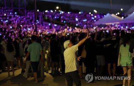 Anh trai BLACKPINK tổ chức concert đại náo sông Hàn: Fan đông không tưởng, đến cụ ông cũng nhún nhảy theo! - Ảnh 9.
