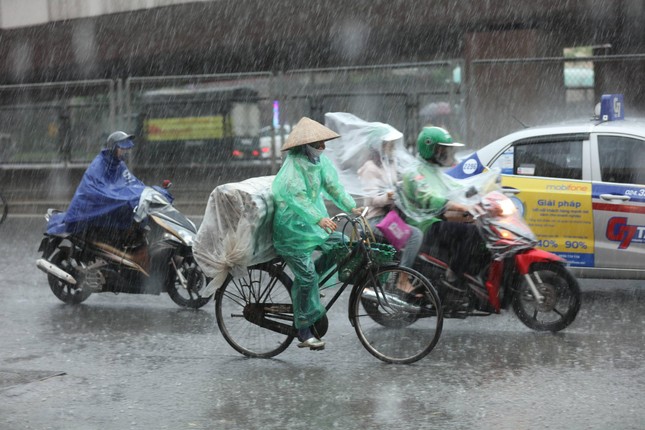 Nhiều vùng trên cả nước đón mưa dông - Ảnh 1.