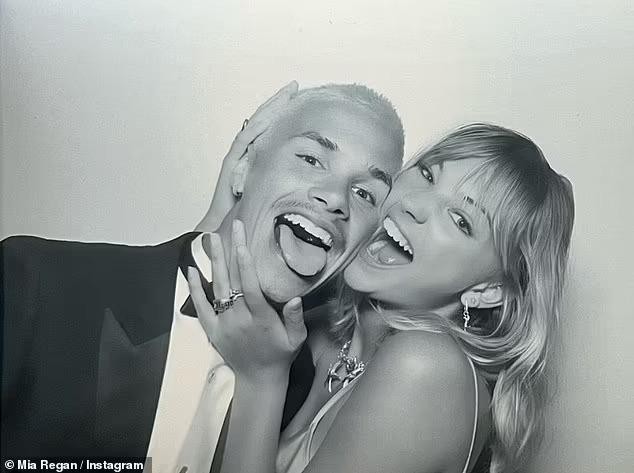 Romeo Beckham chia tay bạn gái 3 năm Mia Regan - Ảnh 2.