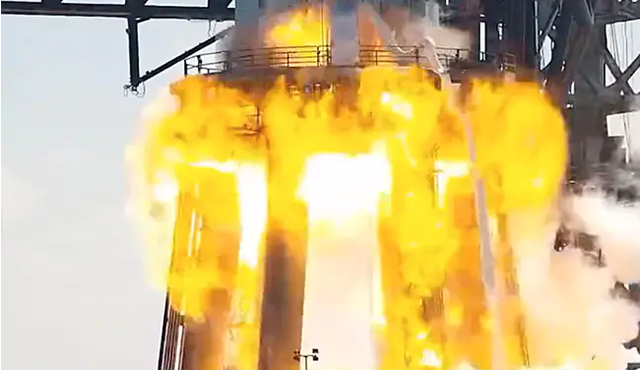 Tên lửa đẩy thử nghiệm nổ tung tại nhà máy SpaceX - Ảnh 1.