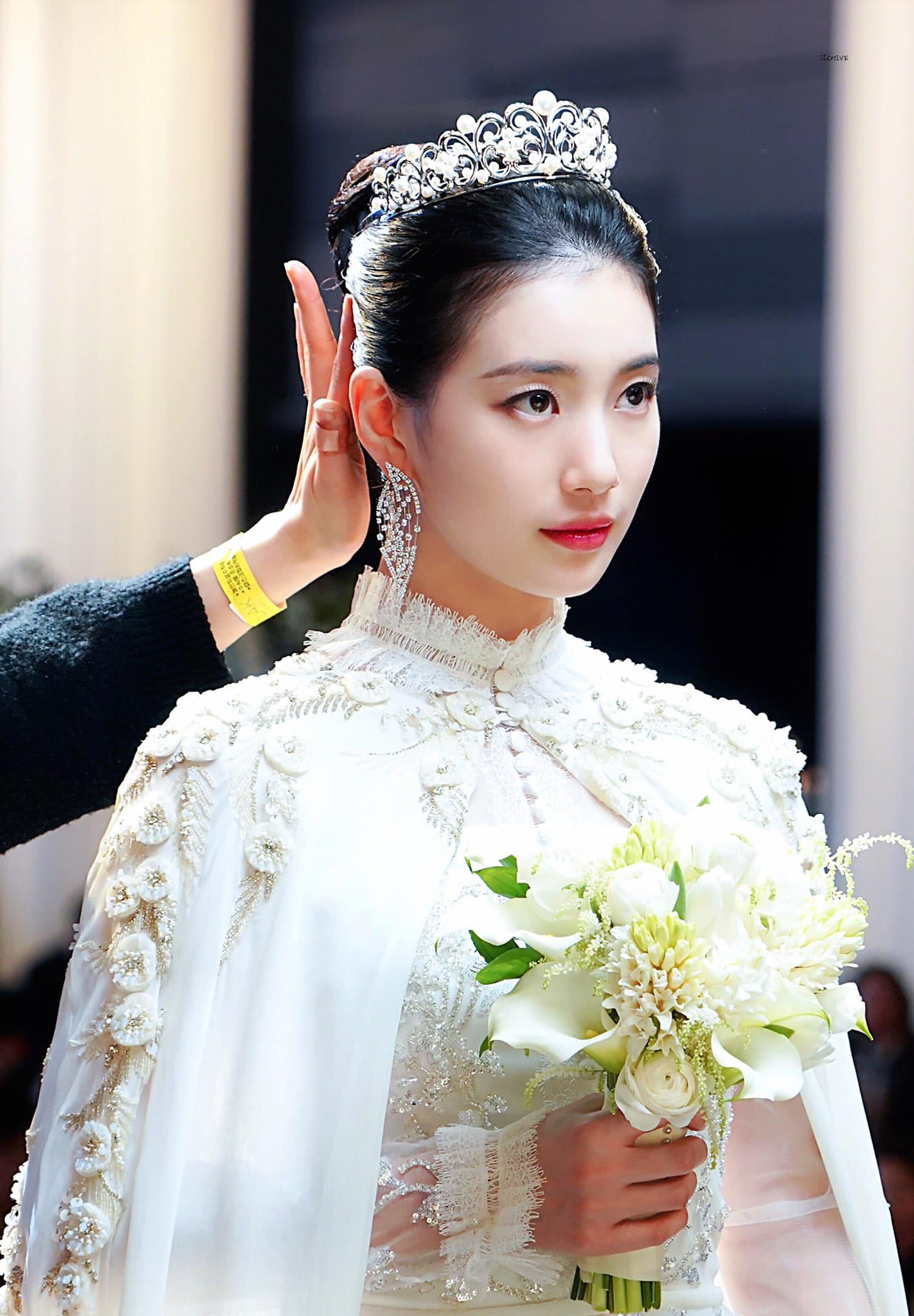 Dressed in branded clothes, Suzy is still overwhelmed by the female assistant in both charisma and style - Photo 3.