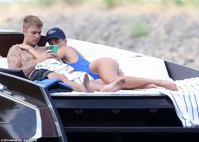 Hailey mặc áo tắm khoét hông táo bạo, ôm hôn ông xã Justin Bieber nồng cháy - Ảnh 4.