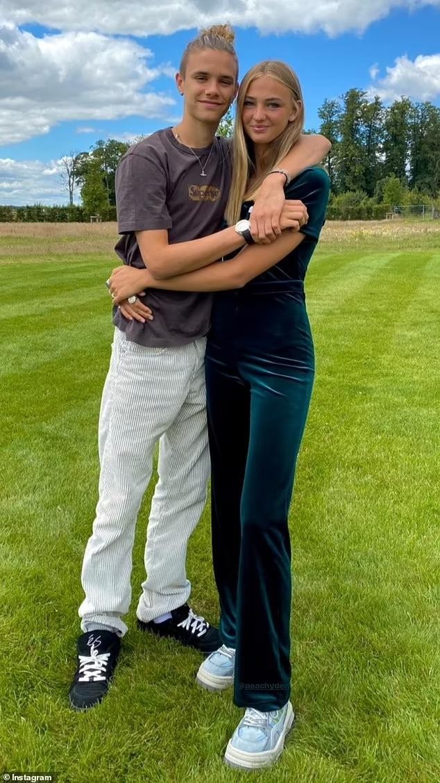 Romeo Beckham chia tay bạn gái 3 năm Mia Regan - Ảnh 7.
