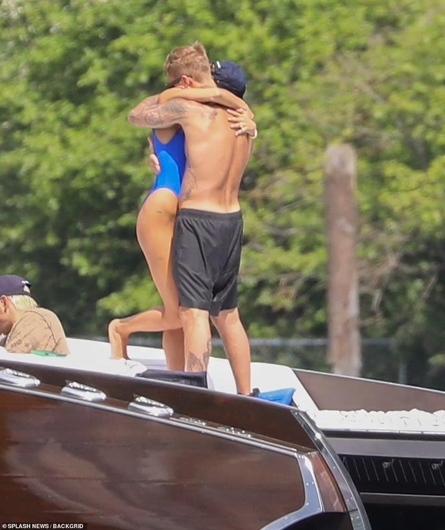 Hailey mặc áo tắm khoét hông táo bạo, ôm hôn ông xã Justin Bieber nồng cháy - Ảnh 6.