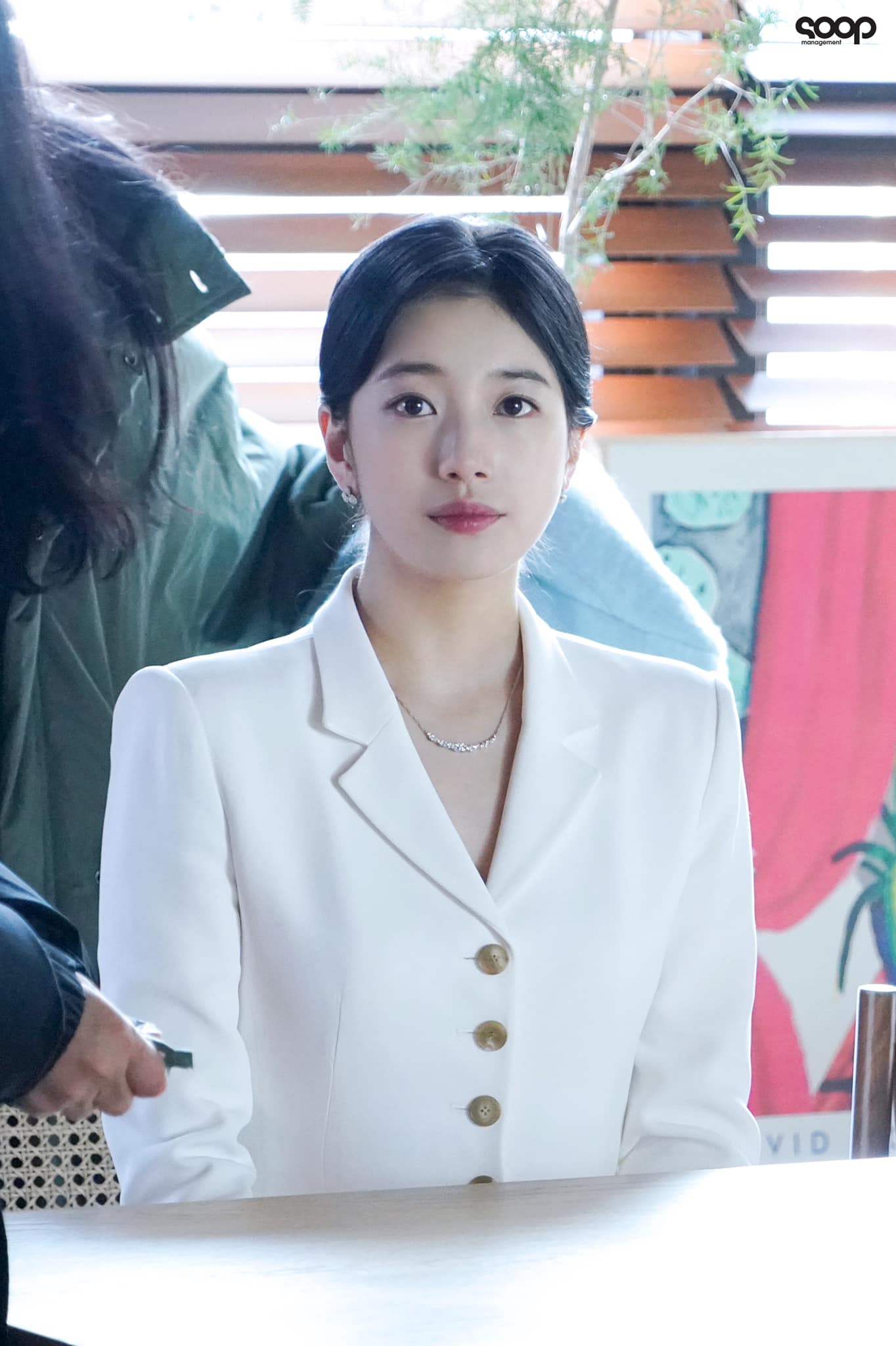 Dressed in branded clothes, Suzy is still overwhelmed by the female assistant in both charisma and style - Photo 10.