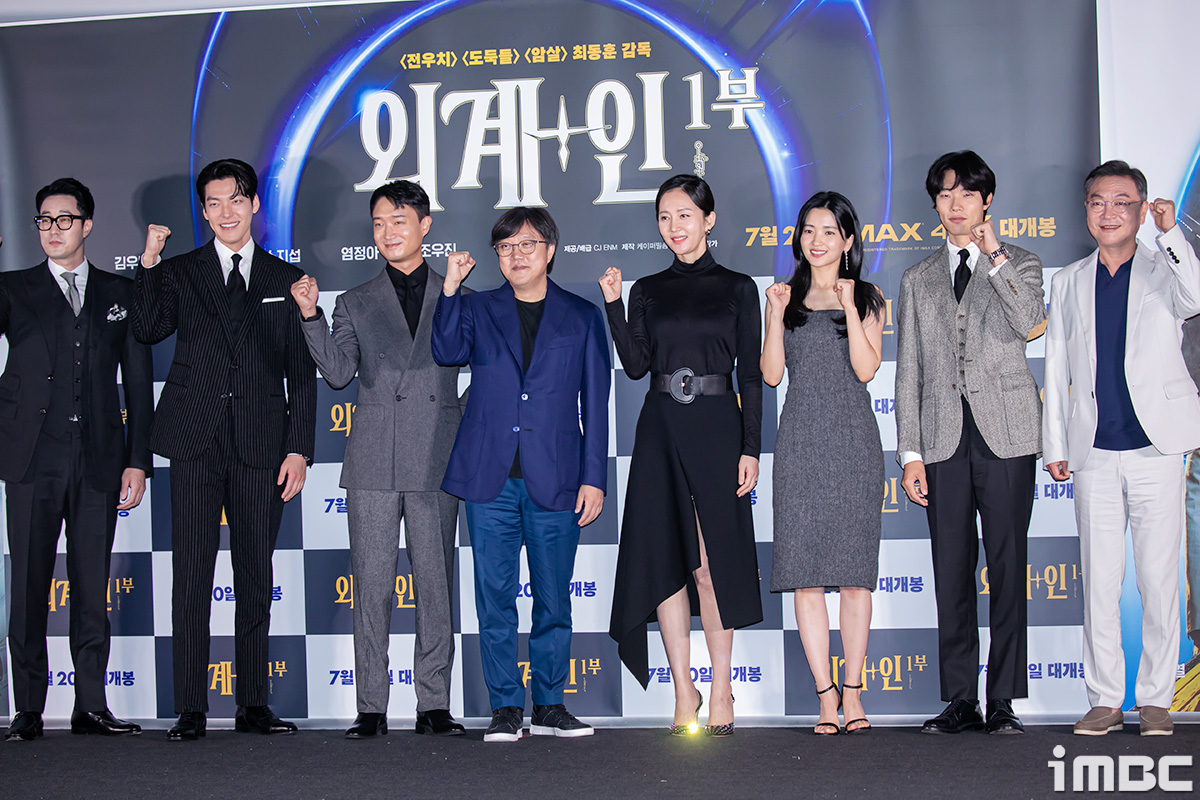 Họp b&aacute;o quy tụ cả d&agrave;n sao hạng A: Bộ đ&ocirc;i t&agrave;i tử Kim Woo Bin - So Ji Sub như si&ecirc;u mẫu, lu mờ thị hậu Baeksang Kim Tae Ri - Ảnh 18.