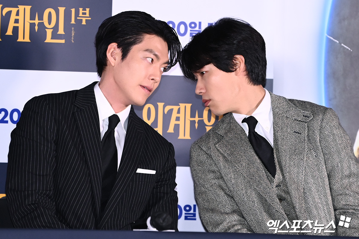 Họp b&aacute;o quy tụ cả d&agrave;n sao hạng A: Bộ đ&ocirc;i t&agrave;i tử Kim Woo Bin - So Ji Sub như si&ecirc;u mẫu, lu mờ thị hậu Baeksang Kim Tae Ri - Ảnh 13.