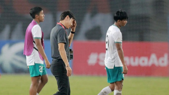 Báo Indonesia hoài nghi Shin Tae-yong: Gần 3 năm không thắng nổi Việt Nam và Thái Lan - Ảnh 1.