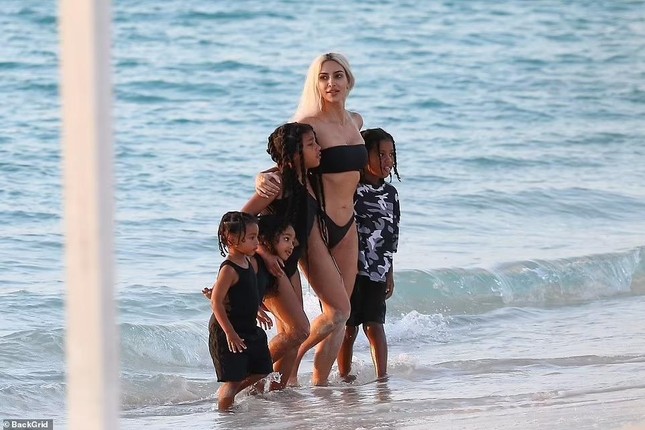 Kim Kardashian sexy hết nấc với bikini khi đi biển cùng 4 con - Ảnh 1.