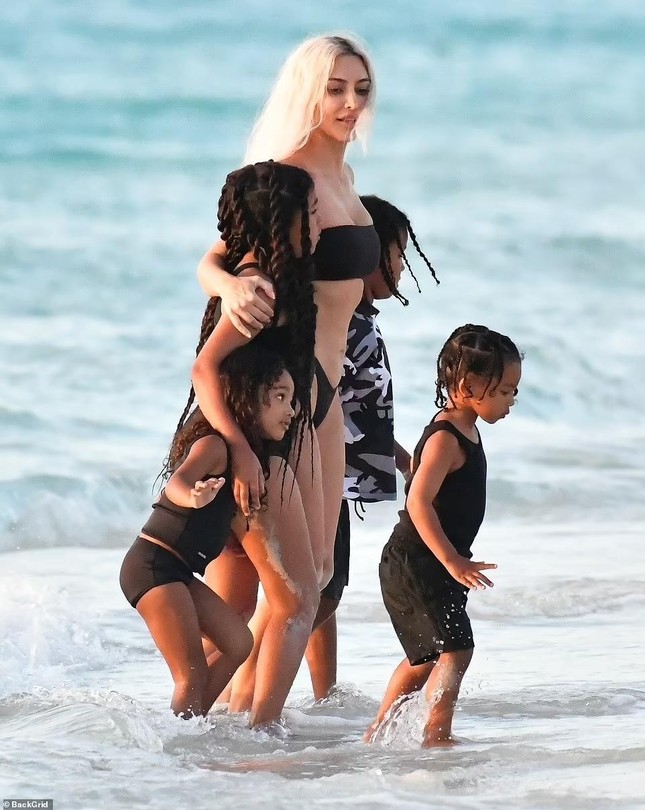 Kim Kardashian sexy hết nấc với bikini khi đi biển c&ugrave;ng 4 con - Ảnh 2.